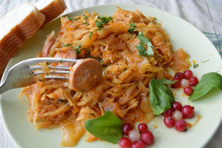 Slow Cooker Stewed Cabbage and Sausages with Cloves Slow Cooker Stewed Cabbage and Sausages with Cloves