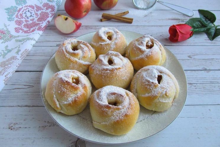Apple Rose Yeast Buns