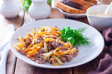 Classic Ministerial Salad with Beef and Egg Pancakes