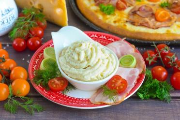 Versatile Creamy Sauce for Pizza and More