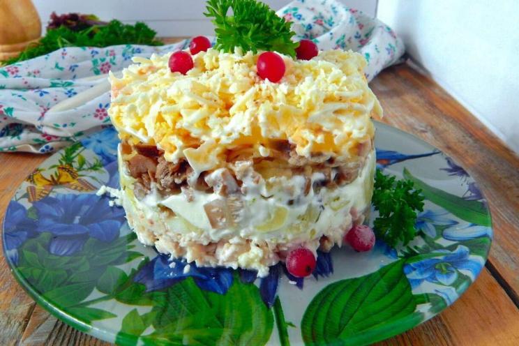 Layered Holiday Salad with Mushrooms, Cheese, and Chicken Layered Holiday Salad with Mushrooms, Cheese, and Chicken
