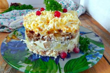Layered Holiday Salad with Mushrooms, Cheese, and Chicken