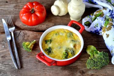 Cheesy Baked Broccoli with Eggs