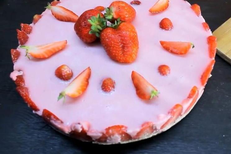 Strawberry No-Bake Yogurt Cake