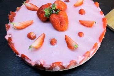 Strawberry No-Bake Yogurt Cake