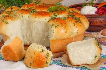 Fluffy Garlic Donuts for Borscht
