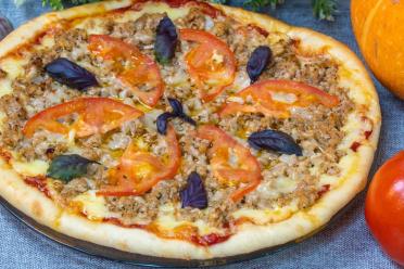 Beef and Cheese Tomato Pizza