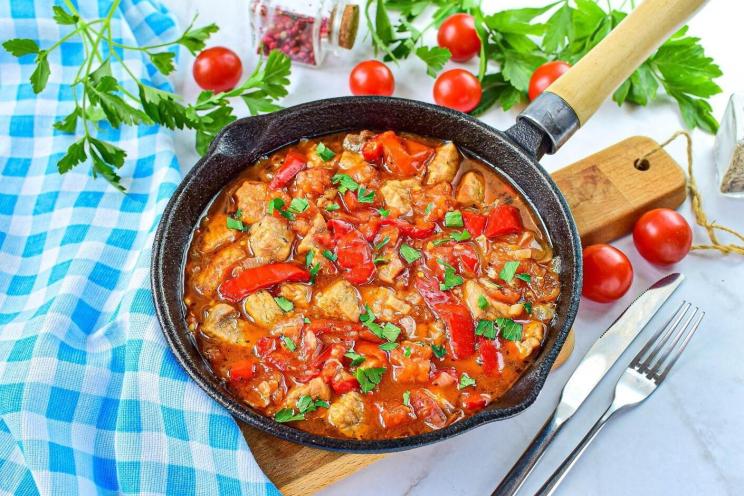 Tender Meat with Bell Peppers and Tomatoes Tender Meat with Bell Peppers and Tomatoes