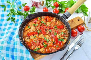Tender Meat with Bell Peppers and Tomatoes