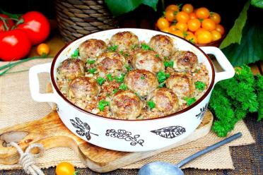 Oven-Baked Buckwheat with Meatballs