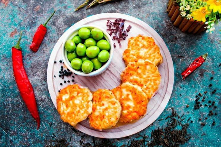 Juicy Chicken Cutlets with Mayonnaise Coating Juicy Chicken Cutlets with Mayonnaise Coating