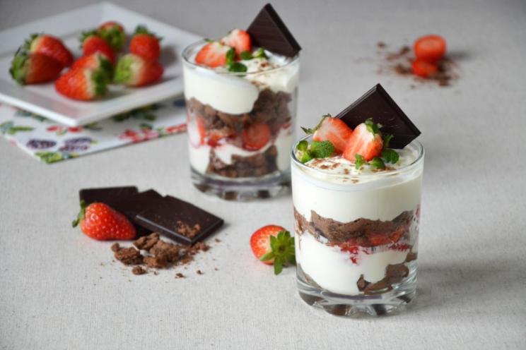 Strawberry and Sour Cream Delight with Cookie Crumble