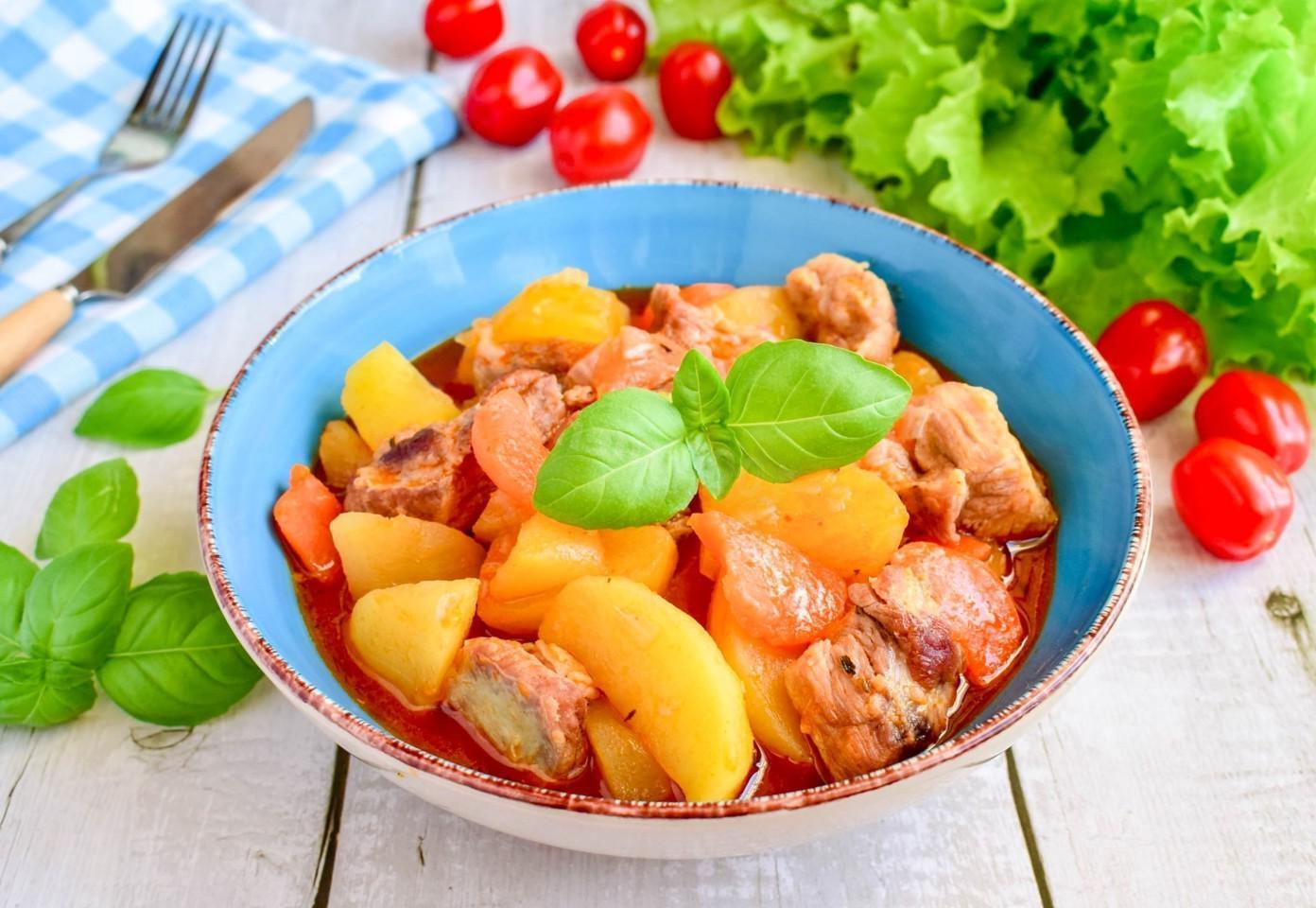 Cauldron-Stewed Meat and Potatoes Cauldron-Stewed Meat and Potatoes