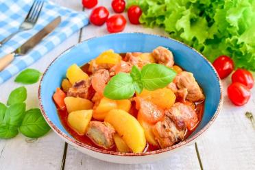Cauldron-Stewed Meat and Potatoes