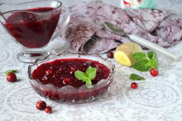 Spiced Cranberry Sauce with Ginger and Cinnamon