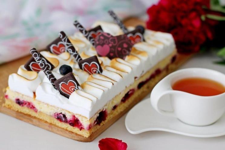 Sour Cream Cheesecake with Meringue