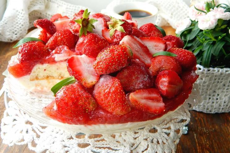Light Strawberry Mousse Cake with Gelatin