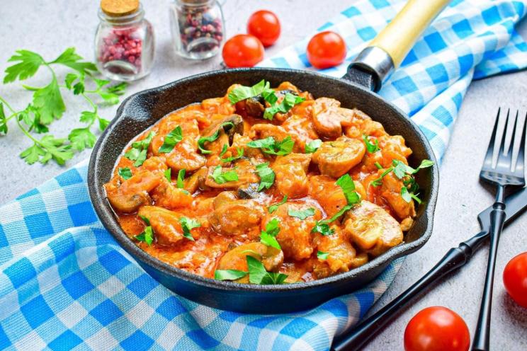 Sautéed Pork and Mushrooms in Onion Sauce