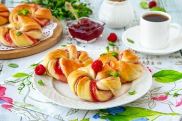 Jam-Filled Yeast Dough Buns