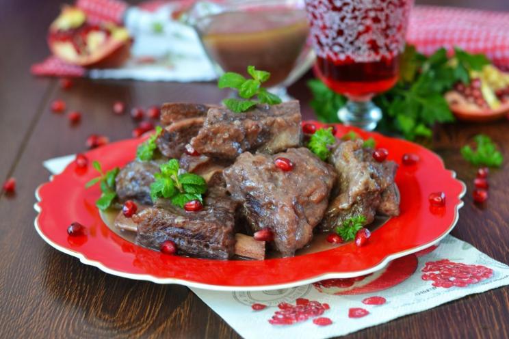 Pomegranate and Wine-Braised Beef Pomegranate and Wine-Braised Beef