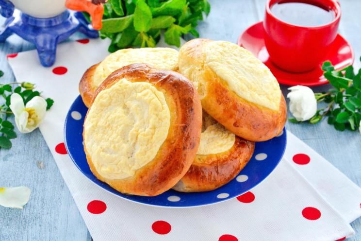 Oven-Baked Yeast Dough Cheesecakes with Cottage Cheese Oven-Baked Yeast Dough Cheesecakes with Cottage Cheese
