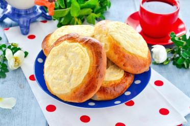 Oven-Baked Yeast Dough Cheesecakes with Cottage Cheese