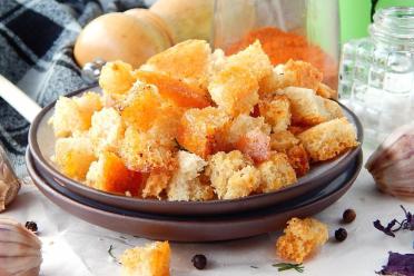 Oven-Baked Black Pepper and Basil Croutons