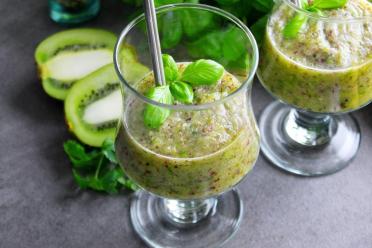 Refreshing Celery-Apple Smoothie in 5 Minutes