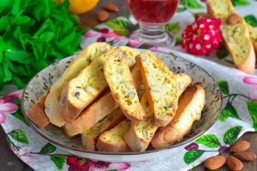 Classic Italian Cantucci: Perfect with Dessert Wine