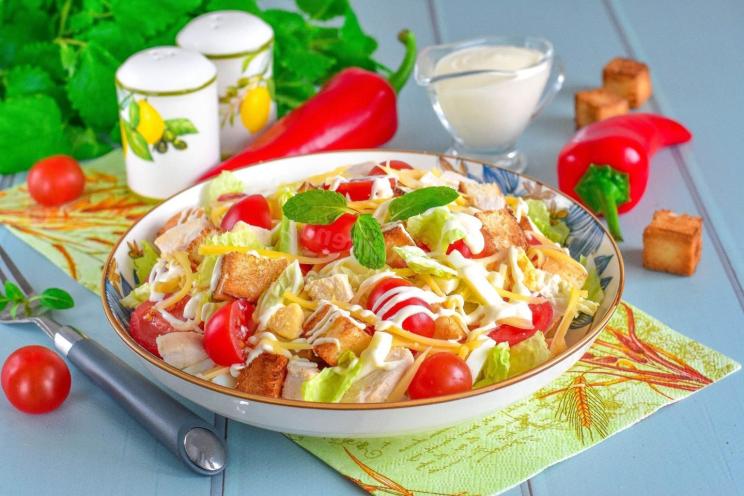 Hearty Chicken & Cheese Salad with Croutons