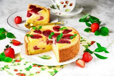 Easy Strawberry Pie with Creamy Filling