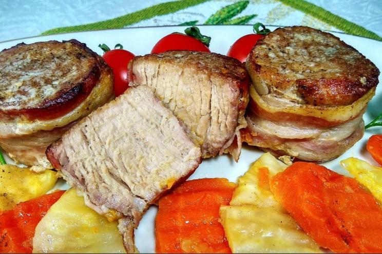 Juicy Pork Medallions Wrapped in Bacon with Veggies Juicy Pork Medallions Wrapped in Bacon with Veggies