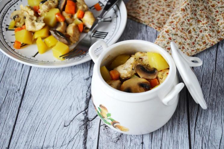 Hearty Chicken and Mushroom Pot with Potatoes Hearty Chicken and Mushroom Pot with Potatoes