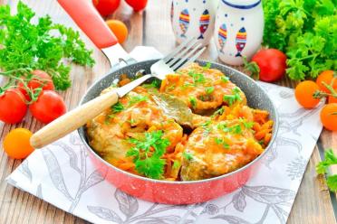 Pan-Seared Fish with Carrots and Onions