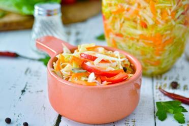 15-Minute Marinated Cabbage with Bell Pepper and Coriander