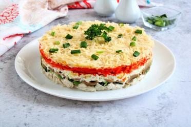 Spicy Chicken & Mushroom Layered Salad with Korean Carrots