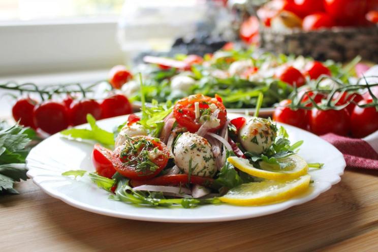 Tomato & Mozzarella Salad: Fresh and Hearty