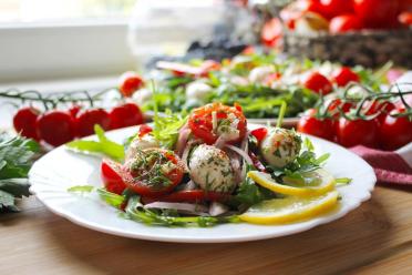 Tomato & Mozzarella Salad: Fresh and Hearty