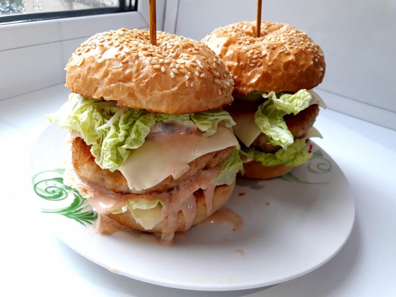 Classic Beef Burgers with Tomatoes and Lettuce