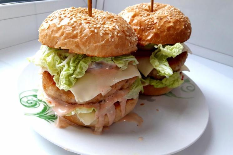 Classic Beef Burgers with Tomatoes and Lettuce Classic Beef Burgers with Tomatoes and Lettuce