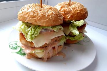 Classic Beef Burgers with Tomatoes and Lettuce