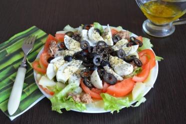 Niçoise Salad with Tuna, Anchovies, and Eggs