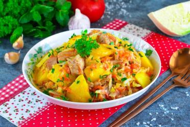 Cabbage, Meat, and Potato Bigus: A Hearty One-Pot Meal