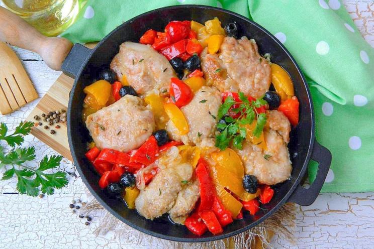 Pan-Fried Chicken Fillet with Vegetables and Olives
