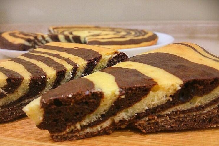 Easy Zebra Pie with Sour Cream