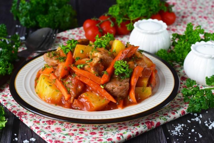 Oven-Stewed Duck with Potatoes and Meat