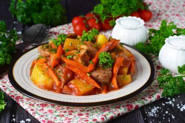 Oven-Stewed Duck with Potatoes and Meat