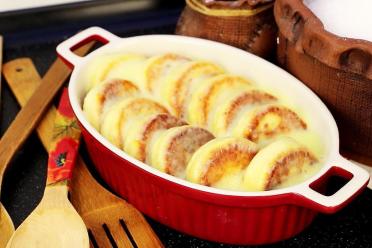 Creamy Vanilla Cheesecakes with Sour Cream Sauce