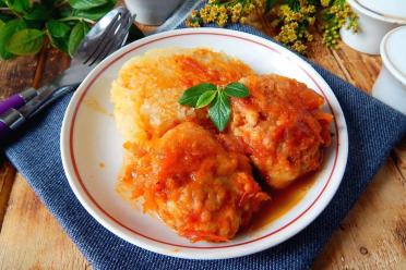 Juicy Beef Meatballs with Rice and Tomato Gravy