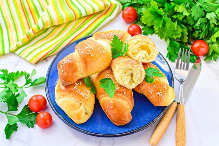 Cheesy Oven-Baked Yeast Dough Pies